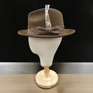MEN'S MONTIQUE BROWN WOOL FELT HAT WITH MATCHING GROSGRAIN RIBBON FEDORA. H2480.